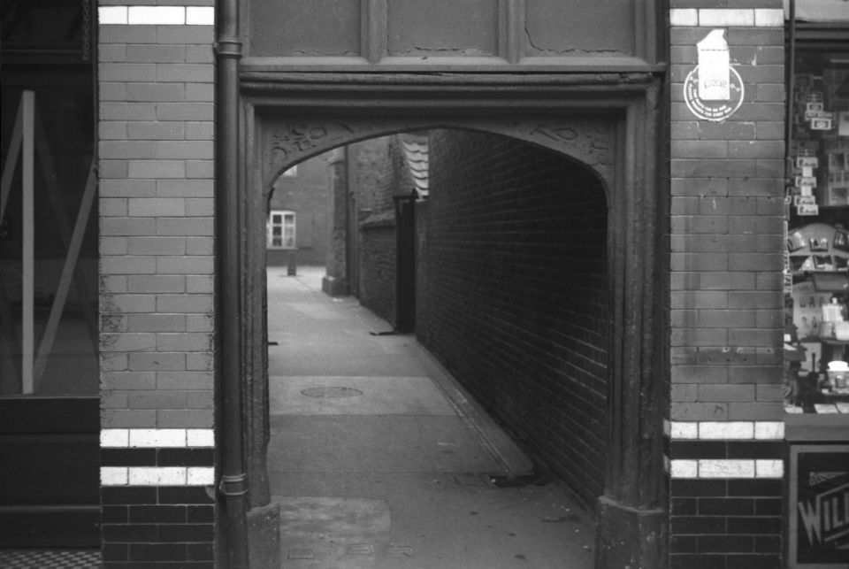 Magdalen St Bayfield's Yard Tudor archway [0515] 1935-05-05.jpg
