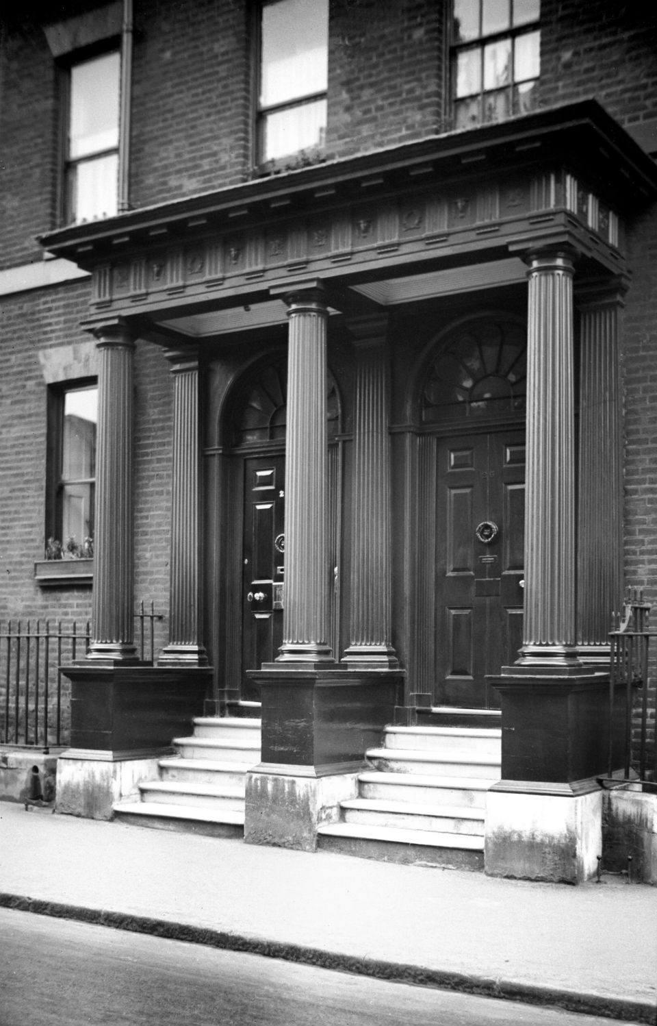 Surrey St 25 to 27 Georgian portico [2187] 1938-03-21.jpg