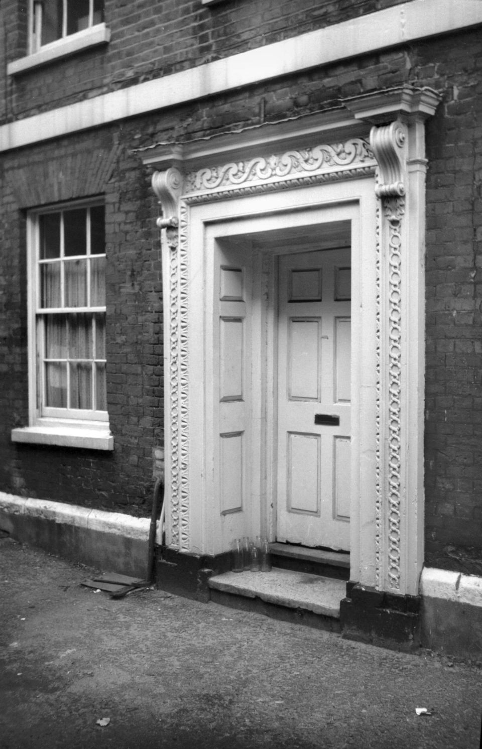 Crown Rd 34 Georgian doorway 1962-09-08.jpg