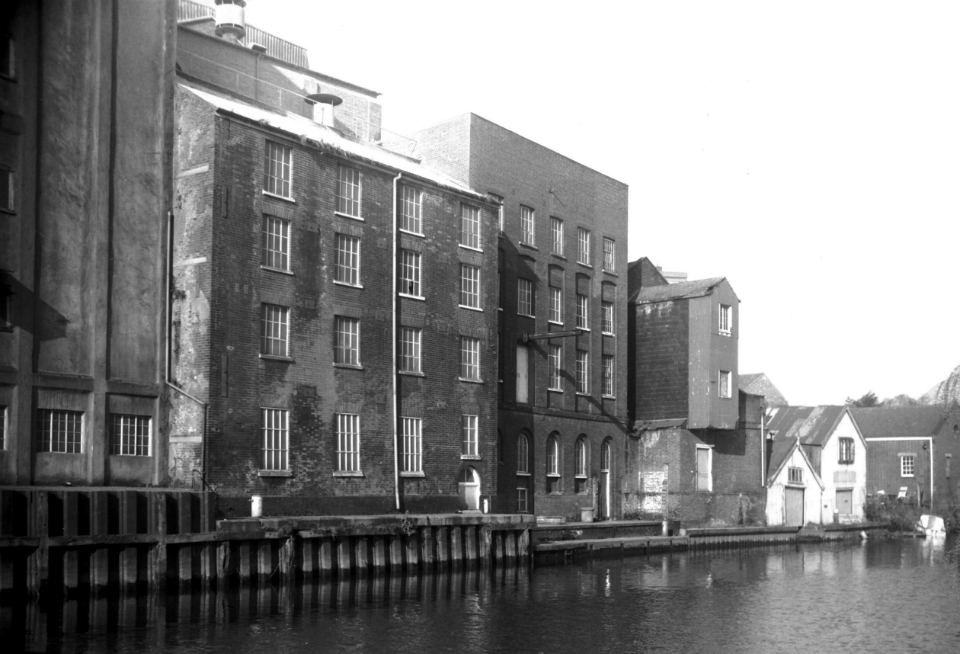 King St 237 Read's flour mills across river [6597] 1990-03-18 (1).jpg