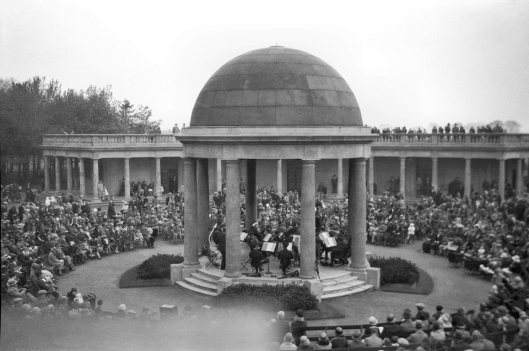 Eaton Park band playing in bandstand [B290] 1932-05-16.jpg