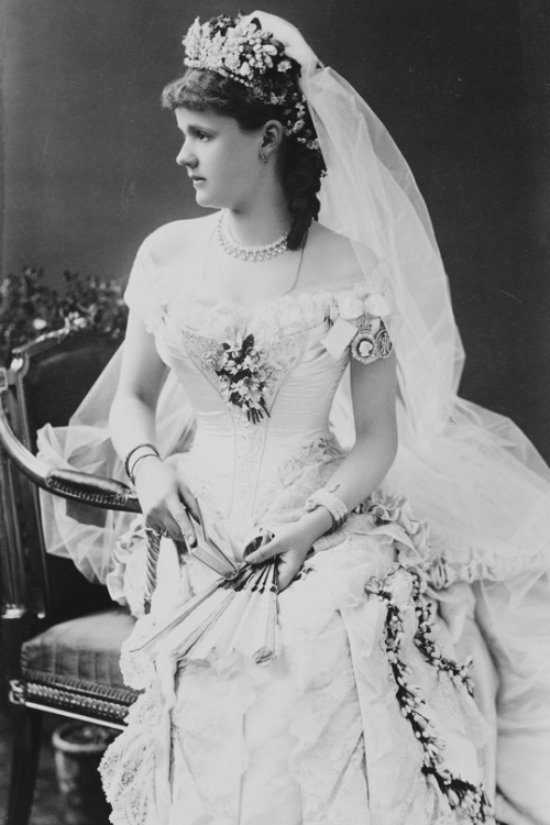 Princess_Helena_at_her_wedding,_1882.png