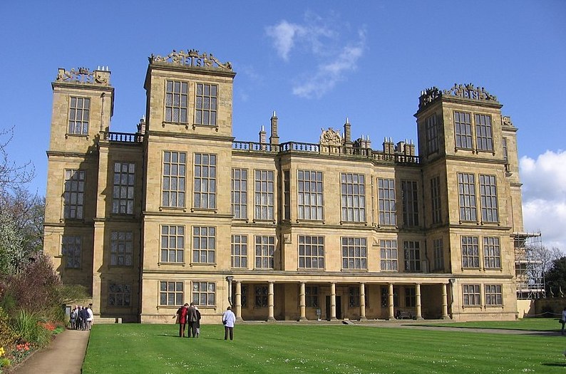 800px-Hardwick_Hall_in_Doe_Lea_-_Derbyshire.jpg